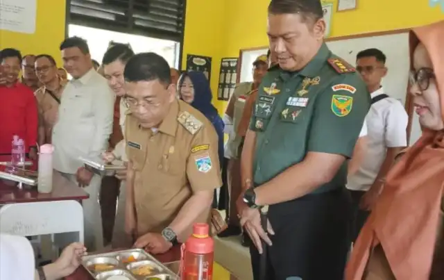 Bupati Muratara Tinjau Langsung Pendistribusian Makan Bergizi Gratis
