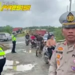 Peduli Keselamatan Pengendara, Personel Satlantas Polres Muratara Perbaiki Ruas Jalan Lintas Sumatera