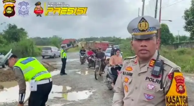 Peduli Keselamatan Pengendara, Personel Satlantas Polres Muratara Perbaiki Ruas Jalan Lintas Sumatera