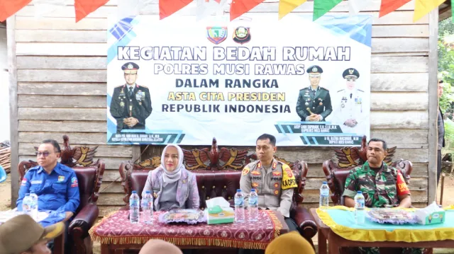 Sukseskan Program Presiden RI, Kapolres Musi Rawas Bersama Bupati, Lakukan Bedah Rumah Warga