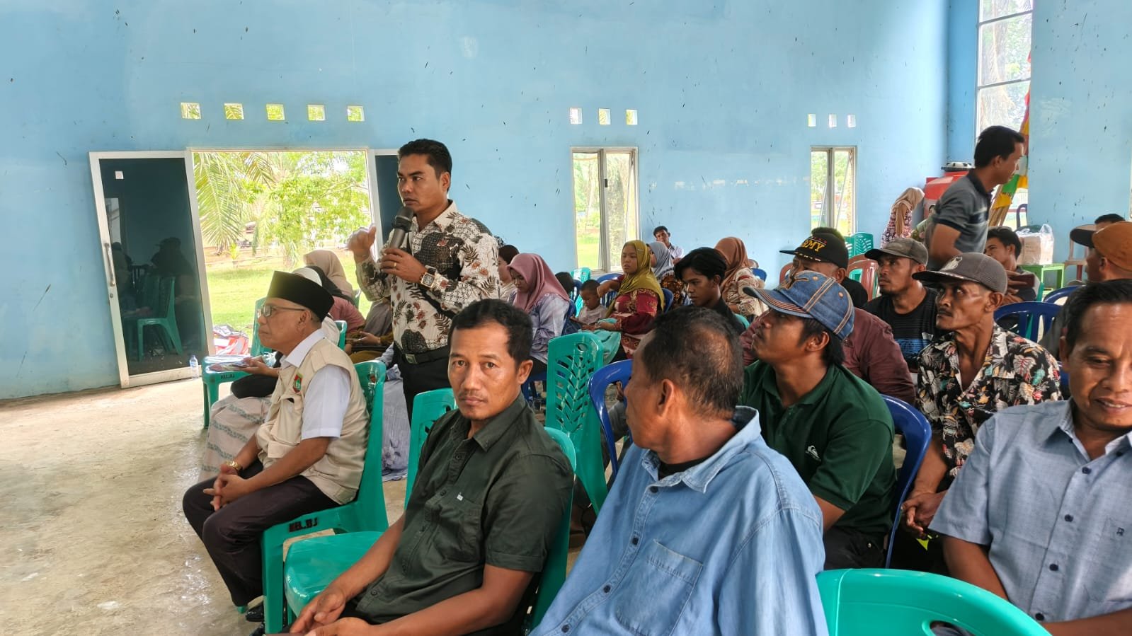 Salah seorang peserta sosialisasi saat menyampaikan pertanyaan kepada narasumber