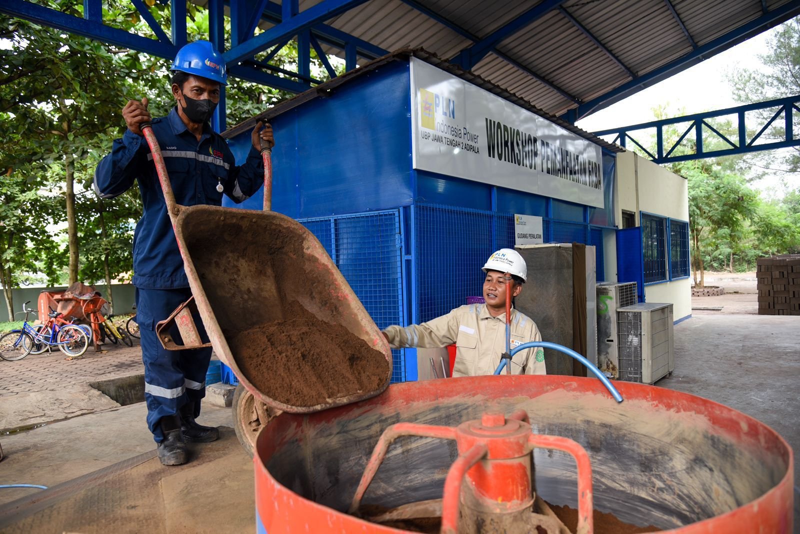 Teks Foto : Ilustrasi proses pencampuran (_mixing_) Fly Ash Bottom Ash (FABA) ke bahan baku semen untuk kemudian diolah menjadi berbagai produk konstruksi ramah lingkungan.