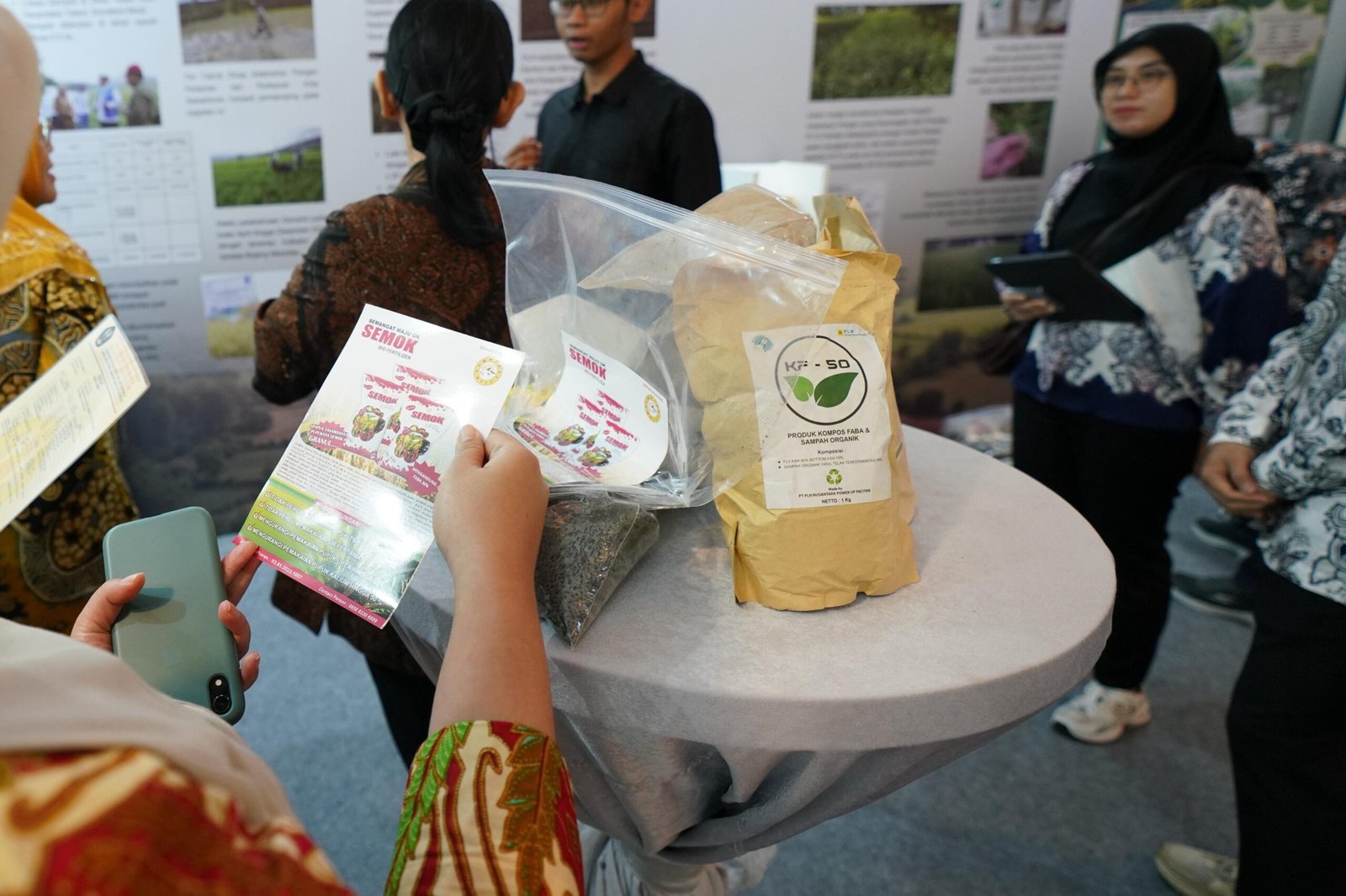 Teks foto : Tampak beberapa produk olahan _Fly Ash Bottom Ash_ (FABA) Pembangkit Listrik Tenaga Uap (PLTU) PLN Group, yakni kompos dan _bio fertilizer_.