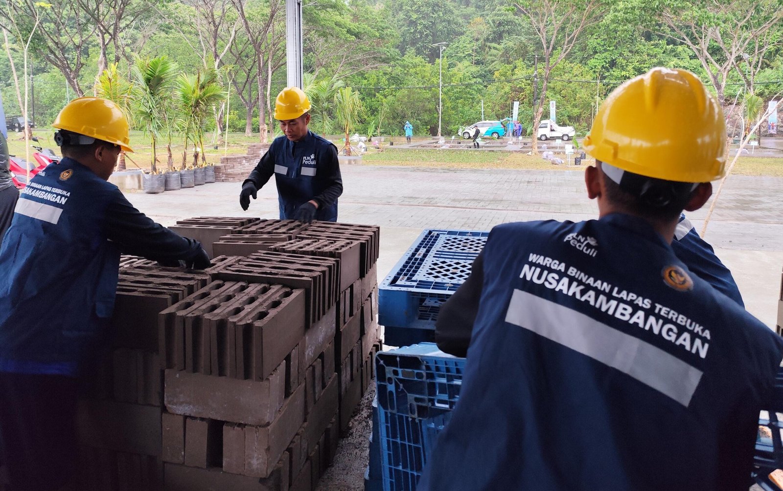 Teks Foto : Warga Binaan Lapas Nusakambangan menjemur tumpukan batako yang baru saja selesai dicetak di Workshop FABA PLN. Melalui program pemberdayaan komunitas, FABA dimanfaatkan menjadi sumber daya yang potensial dalam pembangunan infrastruktur dan mendukung konsep sirkular ekonomi kerakyatan.