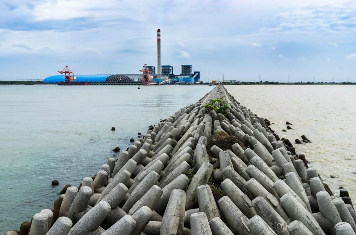 Teks Foto : Pemanfaatan Fly Ash Bottom Ash (FABA) dari Pembangkit Listrik Tenaga Uap (PLTU) Indramayu untuk tetrapod yang berfungsi mencegah terjadinya abrasi dan memperkuat struktur pantai. Pemanfaatan FABA atau sisa pembakaran pembangkit listrik dapat mengurangi dampak lingkungan sesuai dengan prinsip _Environment, Social, and Governance_ (ESG).